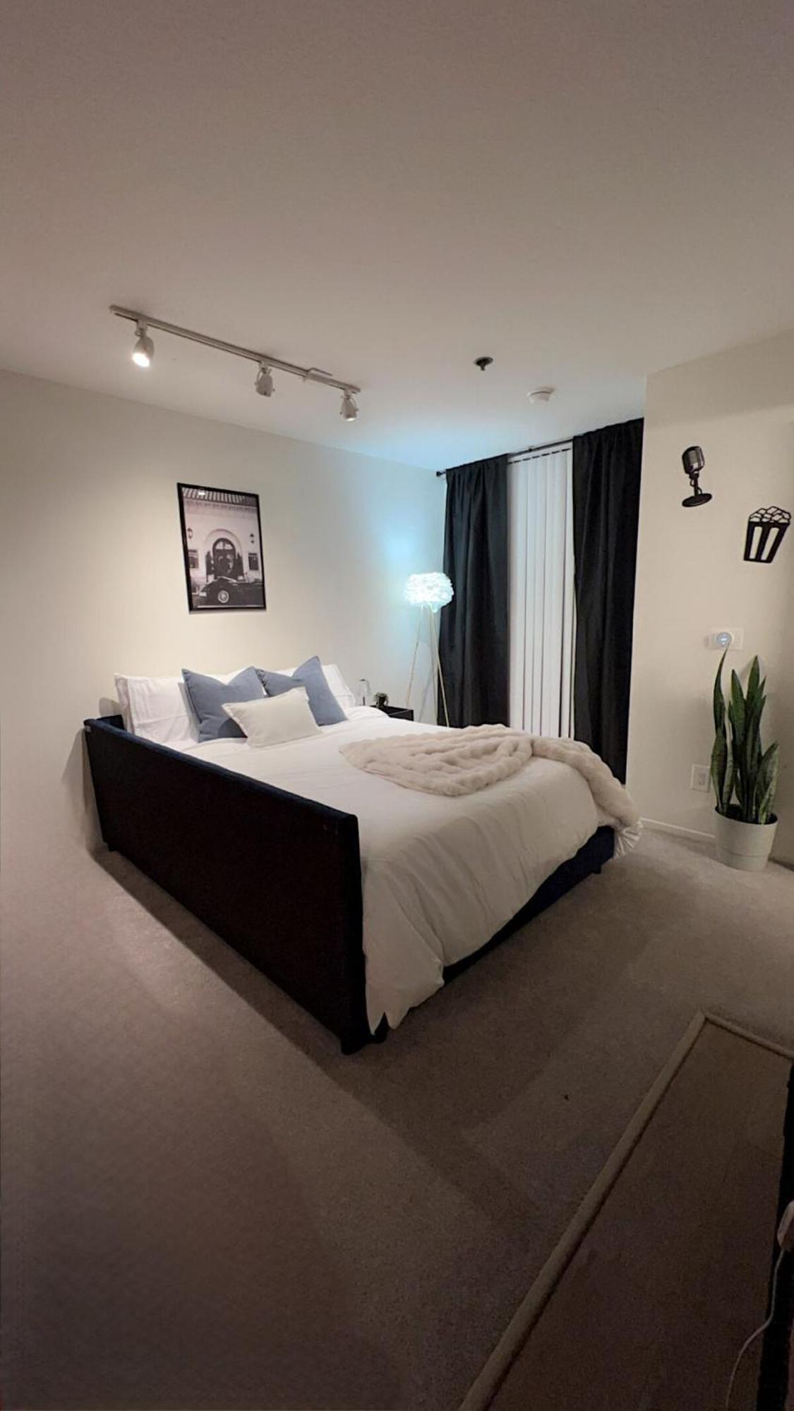 Style, Peace, Comfort In N Hollywood Next To Free Indoor Parking And Wifi Apartment Burbank