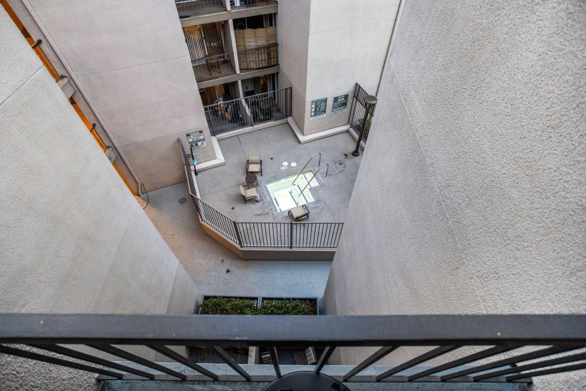 Apartment Style, Peace, Comfort In N Hollywood Next To Free Indoor Parking And Wifi Burbank