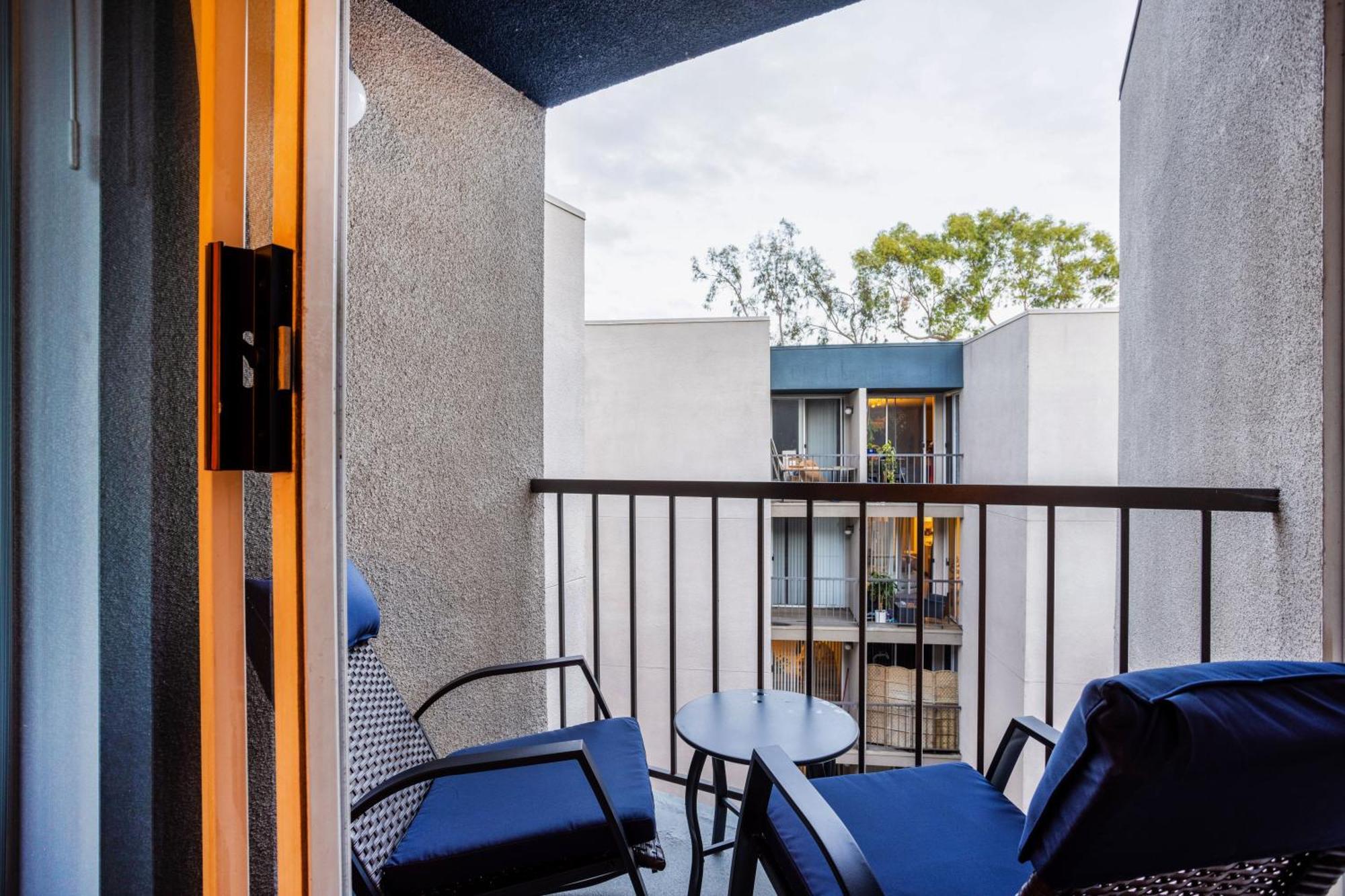 Style, Peace, Comfort In N Hollywood Next To Free Indoor Parking And Wifi Apartment Burbank
